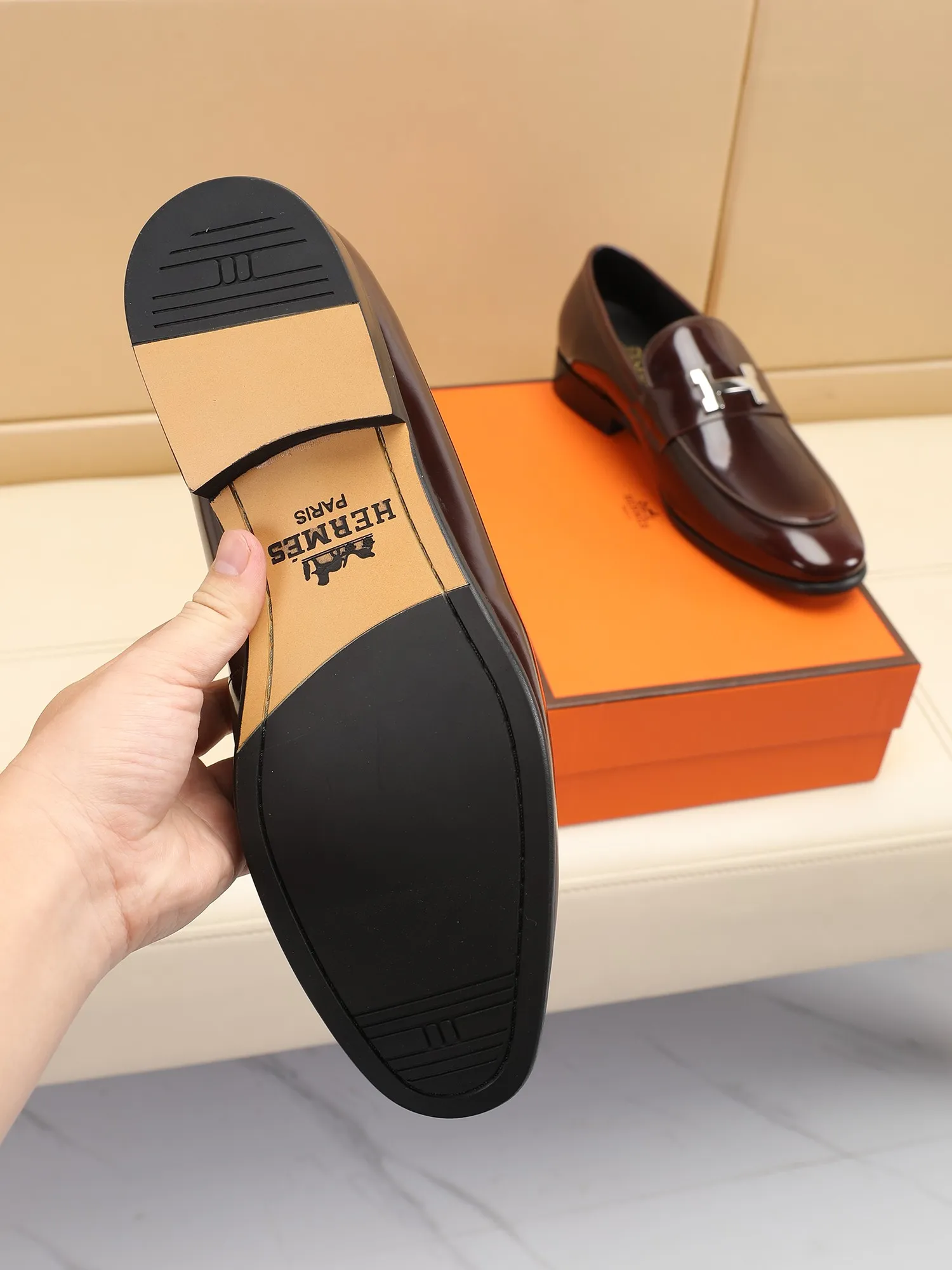 Factory price 460💶[HERMES] (cowhide lining)🍀Italian top luxury🍀He does not pursue novel styles and gorgeous colors, but attracts the favor of successful men with his flawless, elegant and classic style! This very, very comfortable, simple and stable style makes it easy to match any style! The pattern is absolutely 1:1 refined from the original case, and we strive for excellence in materials, imported cowhide + cowhide lining💪💪💪extraordinary texture👍! .Code number: 39 to 44 (38.4546 customized)
